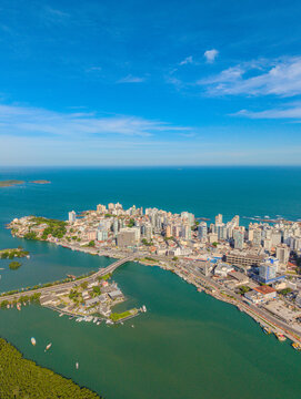 Imagem a&eacute;rea do canal de Guarapari, ao fundo mostrando a praia do morro, o centro da cidade, a ponte e o bairro do Itapebussu.