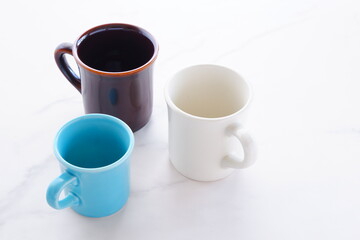 白い背景に置かれた3つのマグカップ
