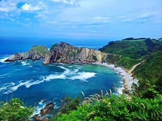 Obraz premium Rocky coastline with ocean waves 