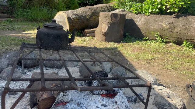 Tetera calent&aacute;ndose sobre un "brasero", un tipo de parrilla tradicional chilena de la regi&oacute;n sur.