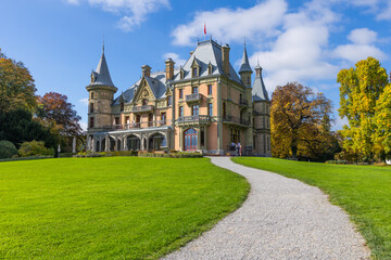 Fototapeta premium Picturesque Castle Schadau at lake Thun, Switzerland