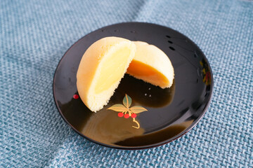 とろけるカスタードが見える断面ショット