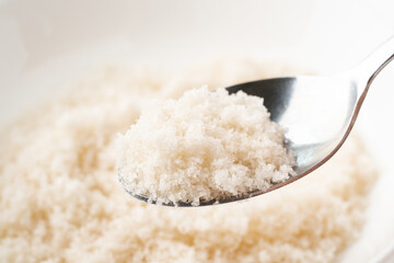スプーンですくった藻塩のクローズアップ