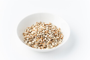 白背景にお皿に入ったはと麦