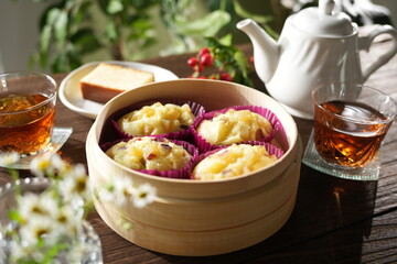 窓際で蒸しパンの朝ごはん