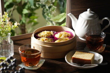 窓際で蒸しパンの朝ごはん