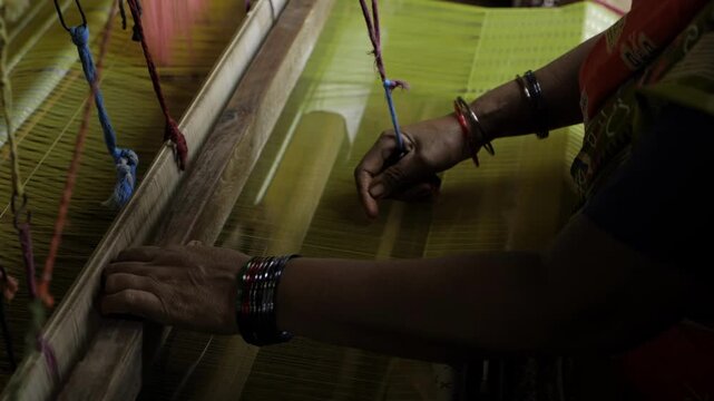 Handwoven Artistry - A Look at the Skill and Tradition of Indian Handloom Workers