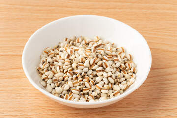 お皿に入ったはと麦