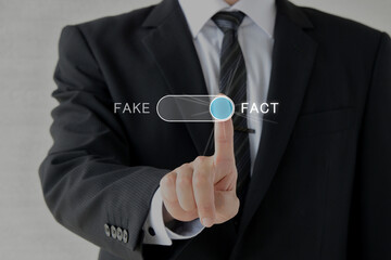 ファクトチェックを行い事実と認定するスーツを着た男性
