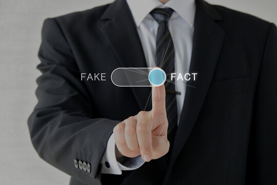 ファクトチェックを行い事実と認定するスーツを着た男性