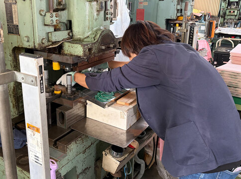 工場で作業をする男性