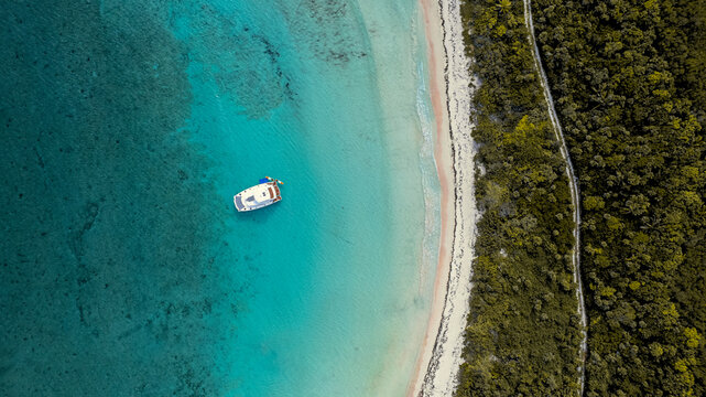 Yate en casta del mar caribe Maxicano, Drone