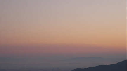 Obraz premium 夜明けの霧が満ちる清冽なグラデーション / Clean Dawn Mist Gradient Background 