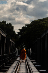 moine bouddhiste sur les railles du pont de la rivi&egrave;re Kwai &agrave; Kanchanaburi