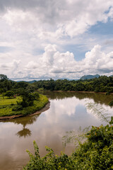 vue sur la campagne &agrave; Kanchanaburi en Tha&iuml;lande