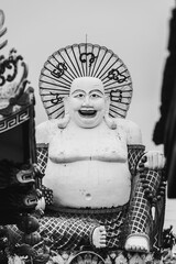 vue sur un bouddha depuis la statue d'un moine, au Wat Plai Laem &agrave; Koh Samui