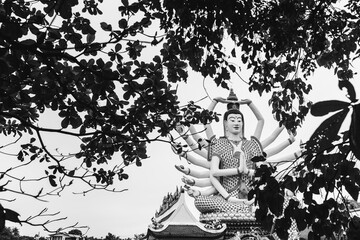 Wat Plai Laem &agrave; Koh Samui, Guanyin d&eacute;esse de la mis&eacute;ricorde en noir et blanc