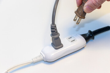 電源タップにプラグを差し込む