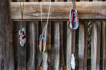 お寺に奉納された藁草履（わらぞうり）