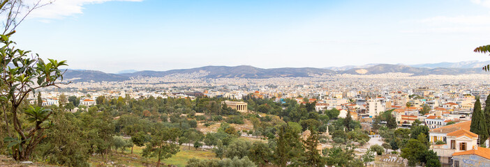 Obraz premium Panoramic view of Athens with the ancient Temple of Hephaestus surrounded by greenery. Historic site, archaeology and travel destination in Greece