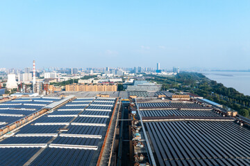 Obraz premium plant building with solar power station on rooftop