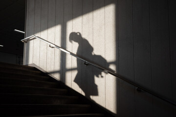 駅の階段の登る人影