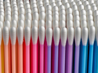 Fototapeta premium Colorful cotton swabs create a vibrant rainbow pattern, perfect for beauty, hygiene, or creative concepts with a fresh, clean aesthetic