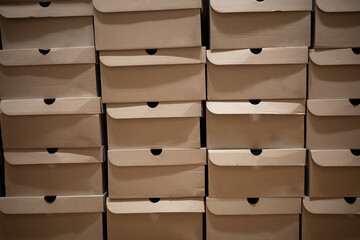 積み重ねられた靴の箱