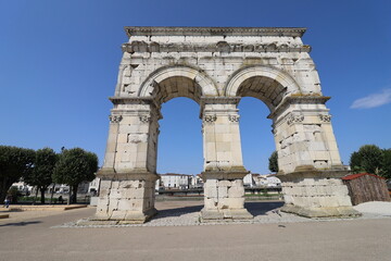 Arc de Germanicus, arc romain d&eacute;di&eacute; &agrave; l'empereur Tib&egrave;re, son fils Drusus et son neveu et fils adoptif Germanicus, ville de Saintes, d&eacute;partement de la Charente Maritime, France