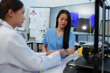 Obraz premium Researchers are working with a 3D printer to print clear, white plastic models using cutting-edge, focused technology in the lab.