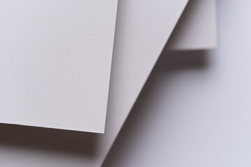 重なっている白い画用紙	