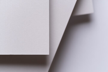 重なっている白い画用紙	