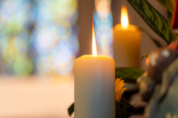 Manchmal liegt die ganze Magie des Raumes in einem einzigen Detail: Eine makellose Flamme, aufstrebend und klar, die dem weichen Weiß der Kerze Leben einhaucht.