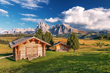 Dolomites relax on the mountains, wolking