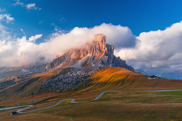 Dolomites relax on the mountains, wolking