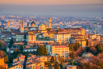 Obraz premium Bergamo, Italy - Sunset aerial view of Citta Alta beautiful historical town in Lombardy, Lombardia.