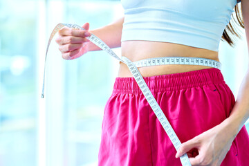 ウエストを測る女性　撮影協力：スポーツクラブ&サウナスパ ルネサンス...