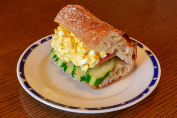 たっぷりの玉子サラダとキュウリとベーコンを挟んだボカディージョ1