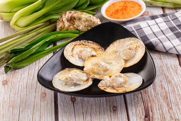 Grilled scallops with cream cheese