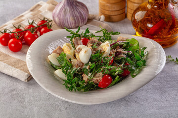 Green salad with canned tuna