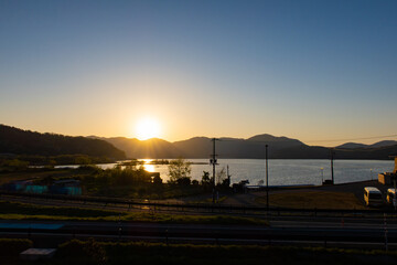 日本の福井の三方五湖の湖と夕日の風景