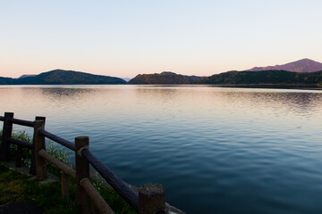 日本の福井の三方五湖の湖と夕焼けの風景
