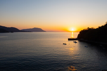 日本の福井の若狭の若狭湾の日本海の夕日の風景