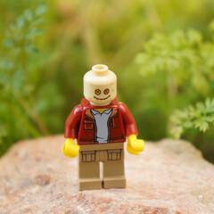 Naklejka premium Lego minifigure of a scarecrow with a stitched smile and button eyes