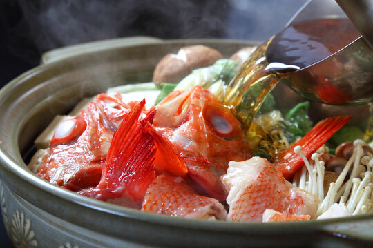 熱々の寄せ鍋にだしを注ぐ（きんき鍋・海鮮鍋）Pouring Broth into a Sizzling Hot Seafood Hot Pot