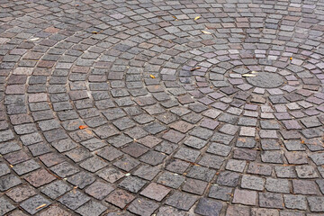 落ち葉の舞う秋の石畳の道