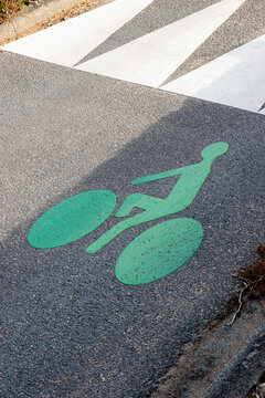 Marquage au sol fran&ccedil;ais pour d&eacute;limiter une piste cyclable