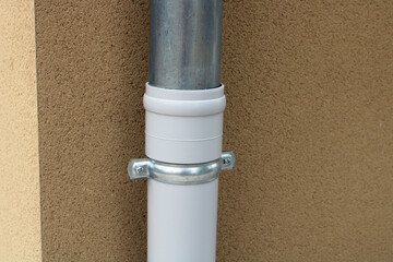 Raccord connecteur de gouttière et collier de fixation pour tuyau zinc