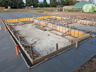 Cantiere edile per formazione di platea e travi di fondazione in cemento armato