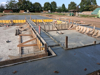 Cantiere edile per formazione di platea e travi di fondazione in cemento armato